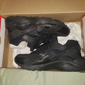 Nike boys black Huaraches